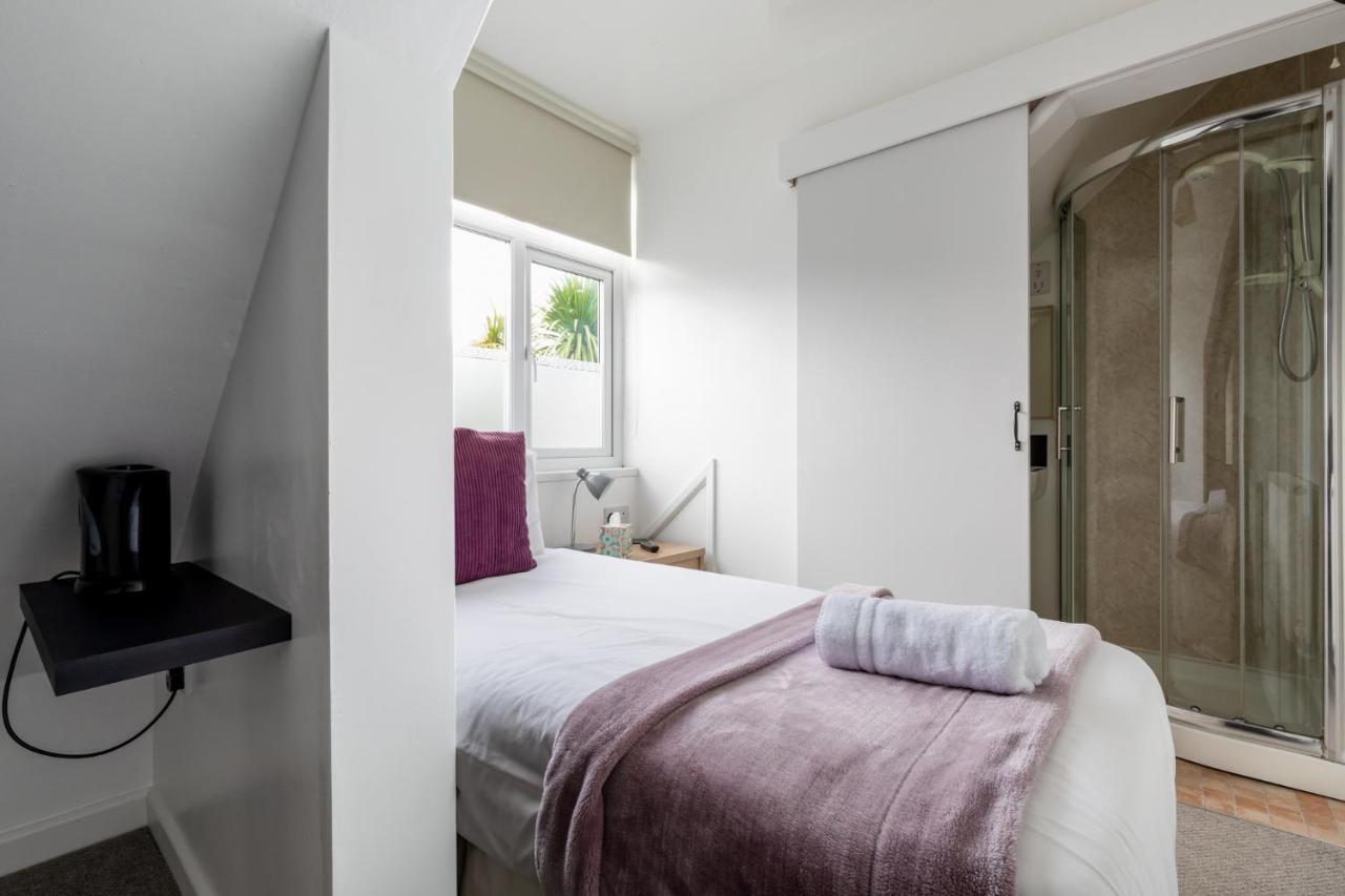 Hotel Oasis House Falmouth Esterno foto