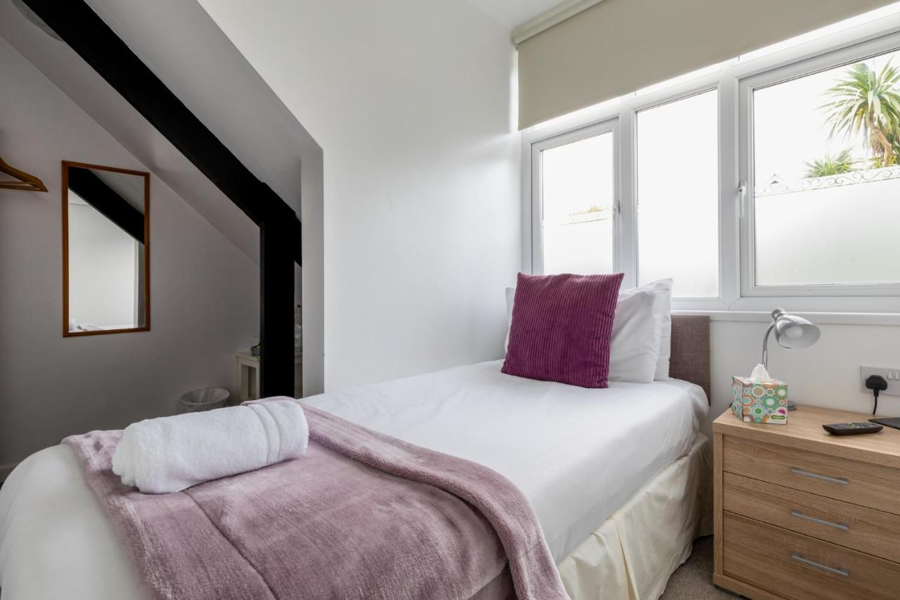 Hotel Oasis House Falmouth Esterno foto